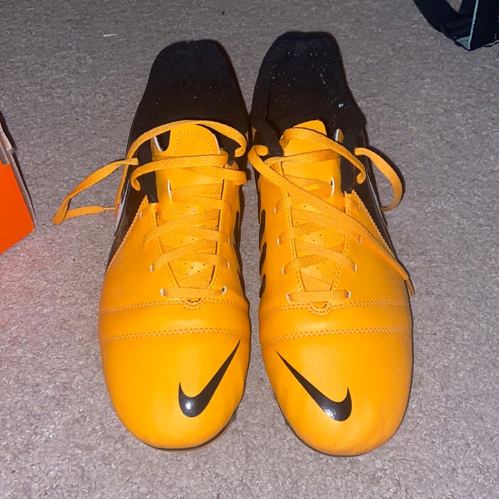 Black and yellow soccer cleats men’s size 11.5 (can be worn by either)